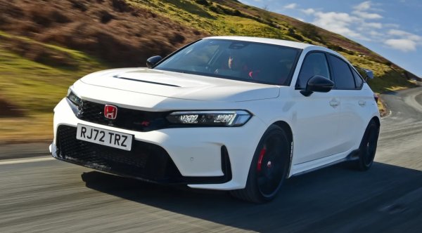 Honda Civic беше обявена за хотхеч за 2023 и 2024 г. от Autoexpress. Предишното поколение FK8 беше победител в наградите New Car Awards, така че вместо да преоткрива колелото, японската компания направи малки подобрения във всяка област при разработването на новия модел FL5.
Honda Civic Type R е с пет врати, ръчна скоростна кутия и задвижване на предните колела. Може да звучи банално, но в действителност всеки от тези елементи е толкова фино усъвършенстван, колкото би бил в Porsche 911 GT3. 

2,0-литровият четирицилиндров двигател разполага с ревизиран турбокомпресор за подобрена реакция &ndash; така че се върти по-бързо и по-рано достига максималните си обороти. Има и нова, по-малко ограничителна изпускателна система (запазвайки запазената марка за троен изход), по-усъвършенстван модул за управление на двигателя и промени в охлаждането. В резултат на това Type R сега произвежда 324 к.с., като ускорява до стотака за 5,4 секунди.

Това не е толкова бързо, колкото някои мощни автомобили на тези цени заради шестстепенната ръчна трансмисия на Honda. Type R е фокусиран решително върху участието на водача, точно както винаги е било. Но и тук японците са успели да подобрят превключването с една идея.

Каросерията му също е по-лека благодарение на алуминиев преден капак, който спестява още повече тегло и заден капак, направен от пластмасова смола, а също така много по-лъскав. Всъщност това може би е едно от най-големите подобрения. 
